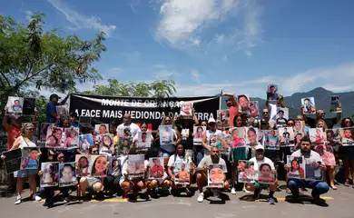 Rio de Janeiro (RJ), 04/01/2025 - A ONG Rio de Paz realiza nova manifestação com parentes das crianças mortas por bala perdida no Rio na Lagoa Rodrigo de Freitas, onde a prefeitura retirou as faixas da manifestação anterior.  Foto: Tânia Rêgo/Agência Brasil