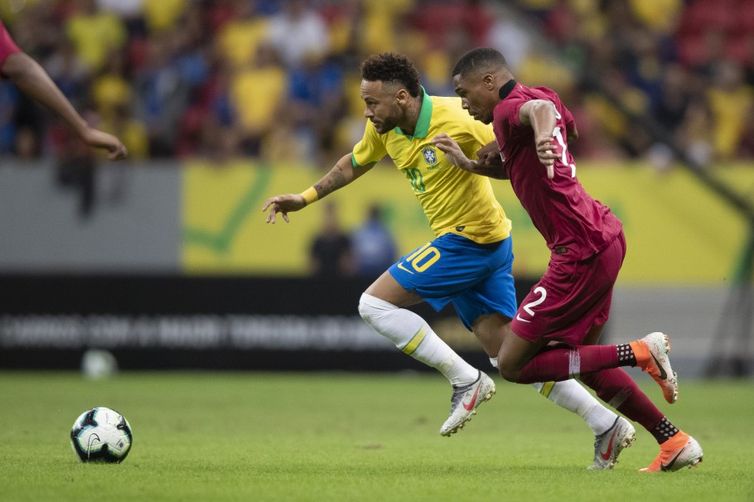 Neymar sofreu um entorse no tornozelo e deixou o campo ainda no primeiro tempo