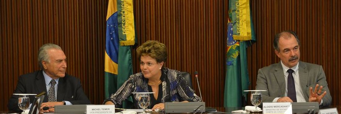 A presidenta Dilma Rousseff, o vice-presidente Michel Temer, e o ministro da Casa Civil, Aloizio Mercadante, reúnem-se com líderes da base no Senado e na Câmara, no Palácio do Planalto