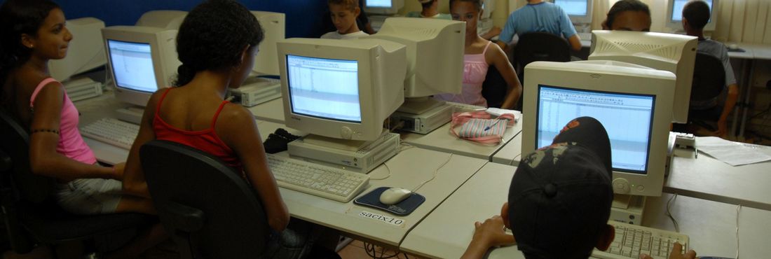 Crianças acessam a internet em lan house no Distrito Federal