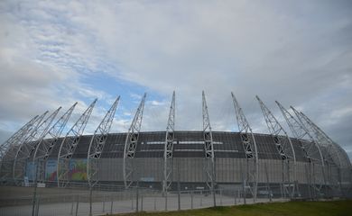 Torcedores aguardam a passagem do onibus da seleção brasileira após o treino no estadio Castelão para a Copa do Mundo 2014 (Marcello Casal Jr/Agência Brasil)