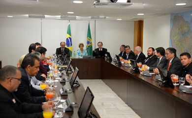 Presidenta Dilma Rousseff, assina  Medida Provisória do Programa de Proteção ao Emprego, durante reunião no Palácio do Planalto (Wilson Dias/Agência Brasil)