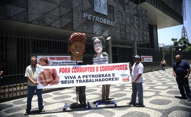 Trabalhadores da Petrobras iniciaram hoje (12) vigília na sede da empresa até que seja paga a participação nos lucros e resultados (PLR), referente a 2014, a que a categoria tem direito (Tomaz Silva/Agência Brasil)