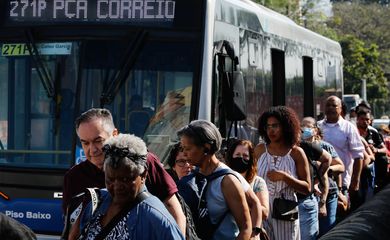 São Paulo (SP), 24/03/2023 - Passageiros embarcam em ônibus na Luz no segundo dia de greve dos metroviários em São Paulo. Foto: Fernando Frazão/Agência Brasil