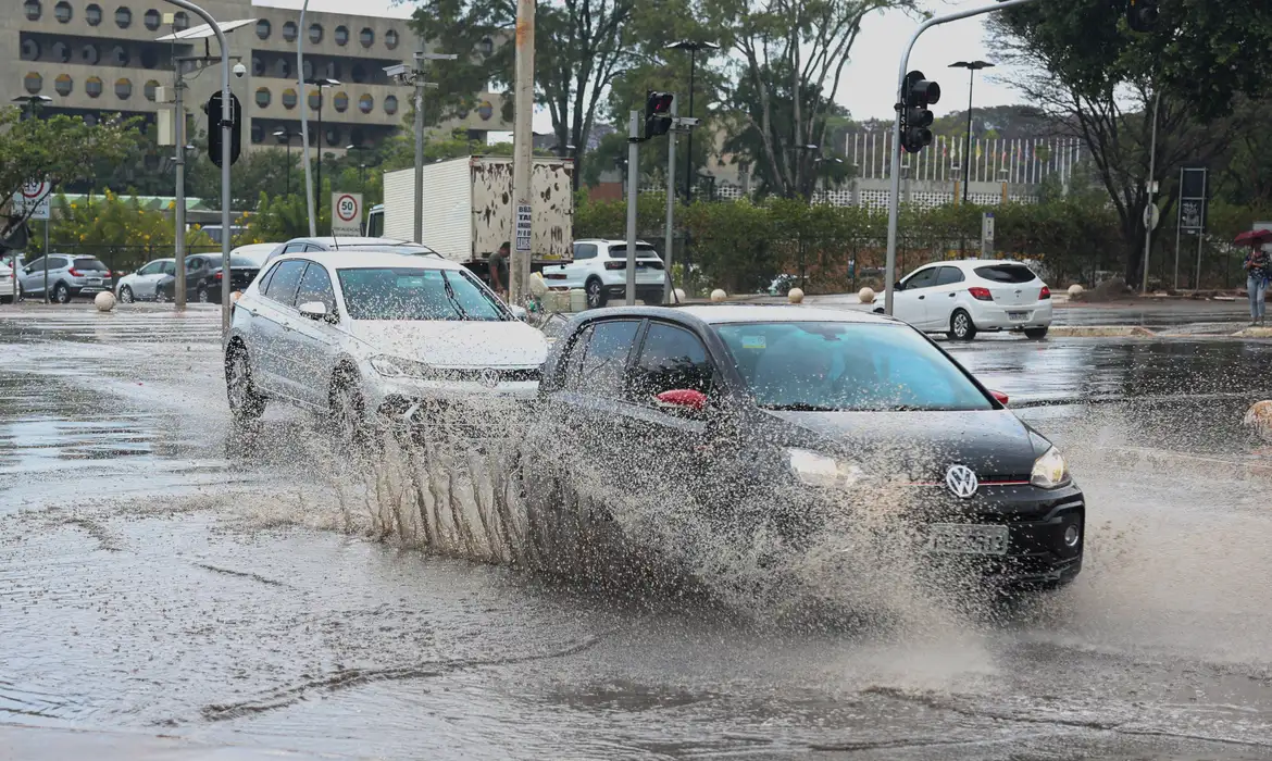 Brasília, (DF), 09/10/2024 - Chuva na W3 Sul, Setor Comecial.Foto Valter Campanato/Agência Brasil.