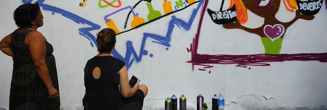 Jovens decoram com grafites temáticos os muros do Conselho Estadual dos Direitos da Mulher em lembrança ao Dia Internacional de Combate à Violência Contra a Mulher