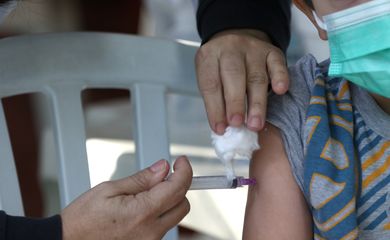 O menino Thomas Schneider, 4 anos, toma sua primeira dose de vacina contra a Covid-19  no Centro Municipal de Saúde Píndaro de Carvalho Rodrigues, na Gávea, zona sul da cidade. A cidade do Rio inicia hoje(15) a vacinação de crianças de 4 anos de
