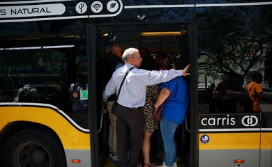 People stand in a bus after the metro was closed during a power outage, in Lisbon, Portugal, April 28, 2025. Reuters/Pedro Nunes/Proibida reprodução