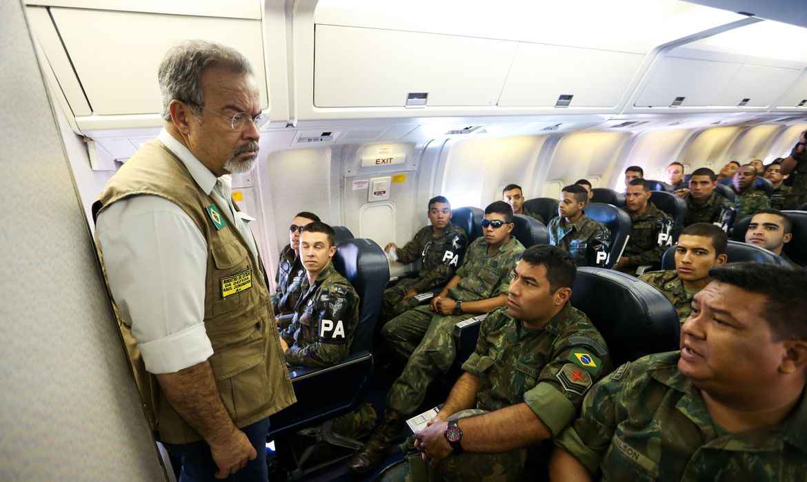 Brasília -O ministro da Defesa, Raul Jungmann, cumprimenta os cerca de 200 militares que vão compor as forças de segurança nas Olimpíadas  (Marcelo Camargo/Agência Brasil)