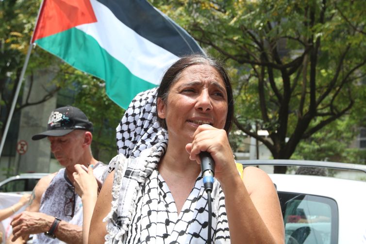 São Paulo (SP), 17/11/2023 - A jornalista palestino-brasileira Soraya Misleh participa do 6º Ato em solidariedade ao povo palestino e pelo fim do genocídio em Gaza e da limpeza étnica, em frente ao Consulado de Israel. Foto: Rovena Rosa/Agência Brasil