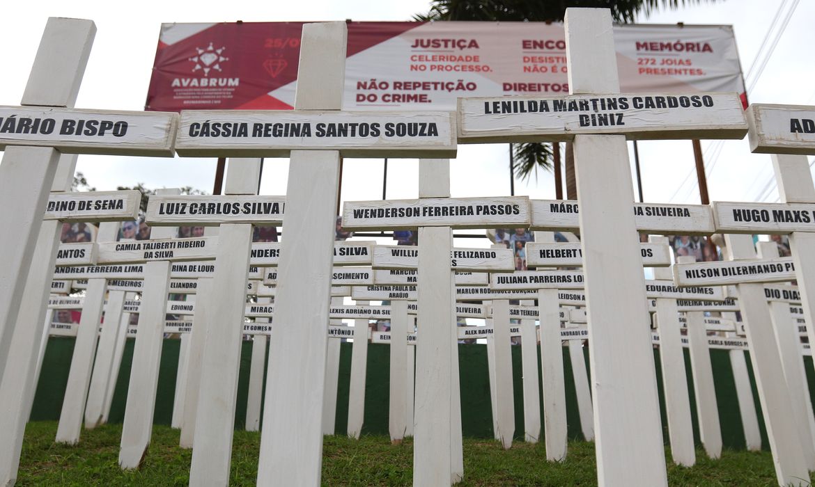 Tânia Rêgo/Agência Brasil Brumadinho (MG), 23/01/2024 - Homenagem às vítimas da tragédia do rompimento da barragem, no letreiro de Brumadinho, na entrada da cidade. Foto: Tânia Rêgo/Agência Brasil