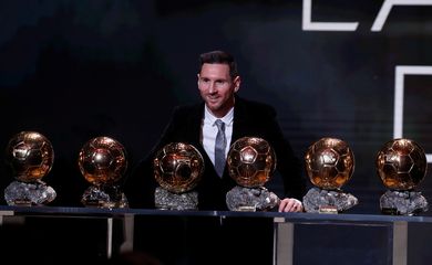 Futebol Soccer - Os prêmios Ballon d'Or - Theatre du Chatelet, Paris, França - 2 de dezembro de 2019 Lionel Messi, do Barcelona, ​​com seus seis troféus de Ballon d'Or REUTERS / Christian Hartmann

