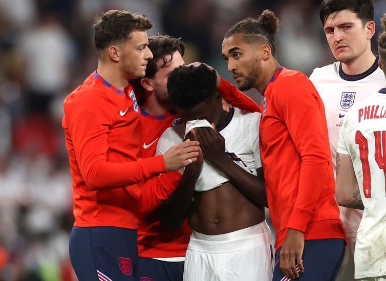 Bukayo Saka é consolado por colegas de time após derrota da Inglaterra para a Itália na final da Eurocopa em Wembley