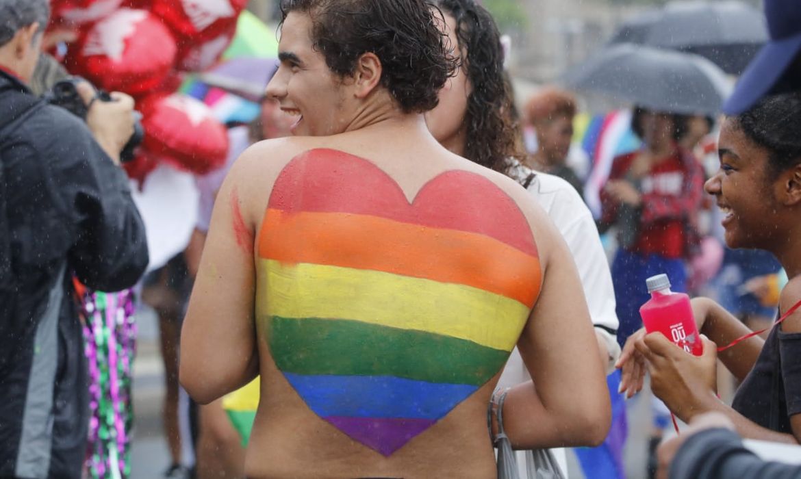 Mais de 14 mil casais homoafetivos se casaram no Brasil em 2024