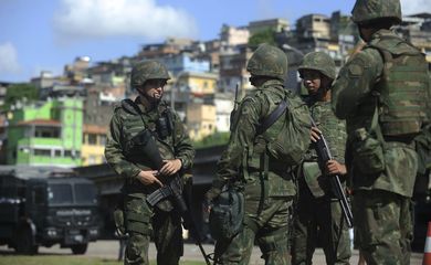 Rio de Janeiro - Forças armadas ocuparam na manhã deste sábado (5) o complexo de favelas da Maré no processo de implantação de uma Unidade de Polícia Pacificadora (Fernando Frazão/Agência Brasil)