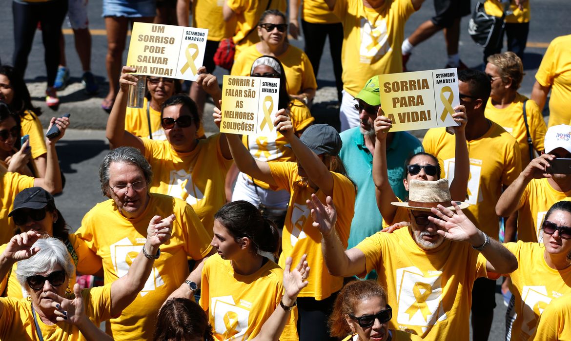 Rio de Janeiro - Parte da campanha Setembro Amarelo, ato na orla de Copacabana marca o Dia Mundial de Prevenção ao Suicídio (Tânia Rêgo/Agência Brasil)
