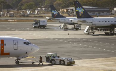 Movimentação de aviões comerciais no aeroporto de Brasília.