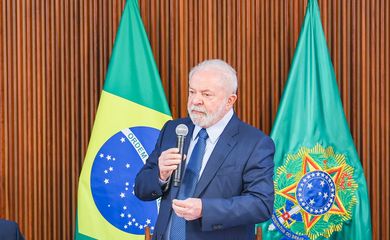 Presidente Lula em reunião com governadores.