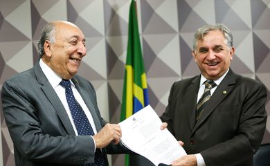 Brasília - O senador Pedro Chaves (E) e o deputado Izalci Lucas apresentam o relatório sobre a MP 746/2016, que trata da Reforma do Ensino Médio  ( Marcelo Camargo/Agência Brasil)