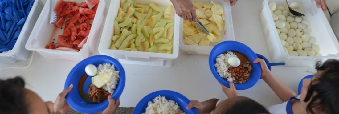 crianças comendo comida na escola