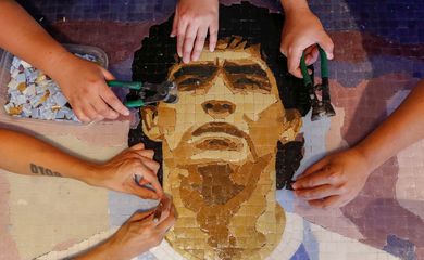 Fãs de Maradona montam mosaico com imagem do ex-jogador - ídolo argentino