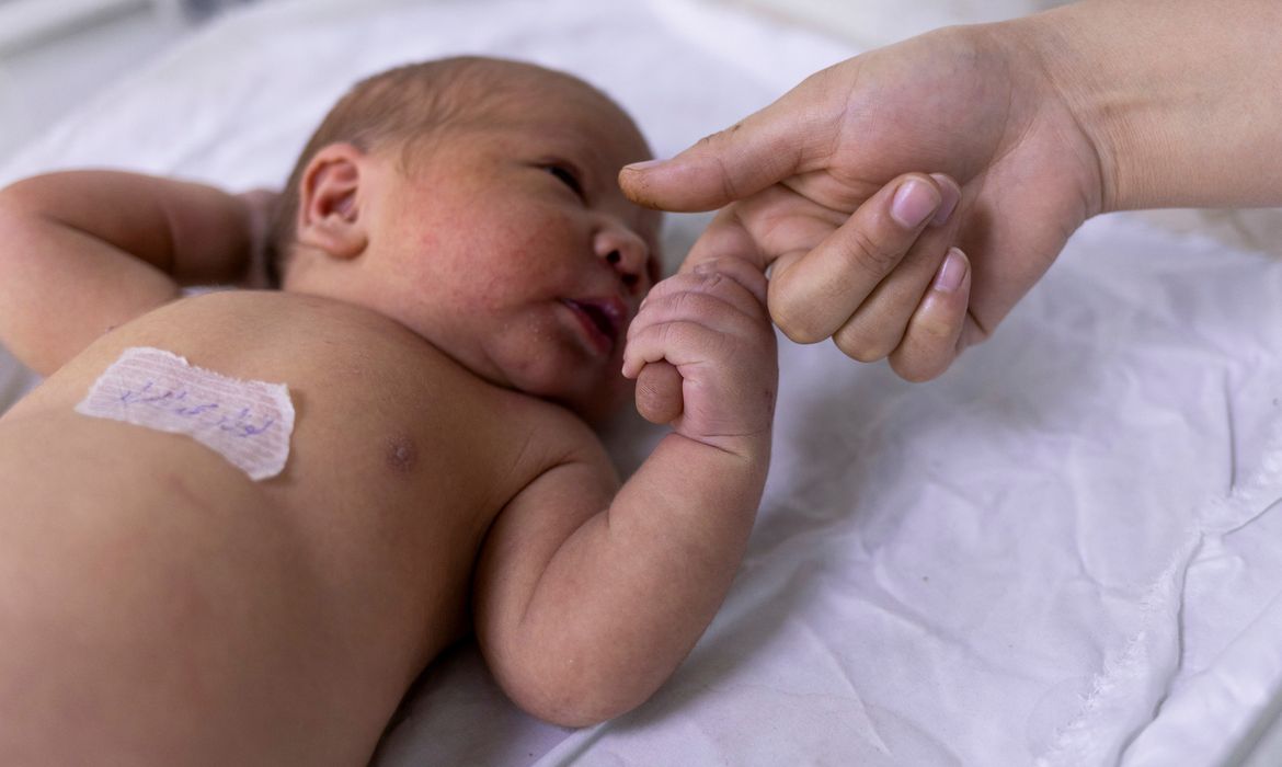 Bebê em enfermaria de maternidade em Cabul, no Afeganistão
