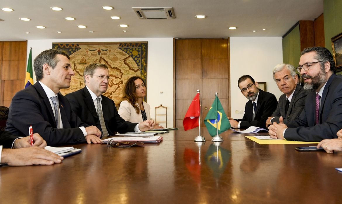 O ministro das Relações Exteriores Ernesto Araújo, recebe conselheiro federal e ministro do exterior da Confederação Suíça, Ignazio Cassis.
