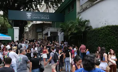 Rio de Janeiro (RJ), 09/11/2025 – Candidatos chegam para o primeiro dia de provas do Exame Nacional do Ensino Médio (Enem), na Universidade Santa Úrsula, em Botafogo. Foto: Fernando Frazão/Agência Brasil