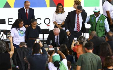 Brasília (DF), 13/02/2023 - O presidente Luiz Inácio Lula da Silva durante cerimônia de assinatura de decretos recriando o Programa Pró-Catador de materiais recicláveis.