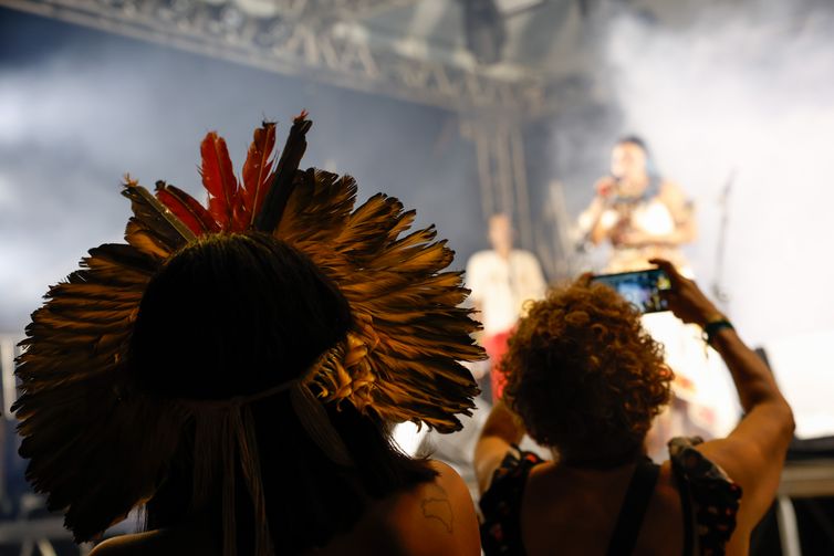 Fernando Frazão/Agência Brasil Belém (PA) 13/12/2024 - Show da cantora de música indígena Dijuena Tikuna no Festival Psica 2024, na Cidade Velha. Foto: Fernando Frazão/Agência Brasil