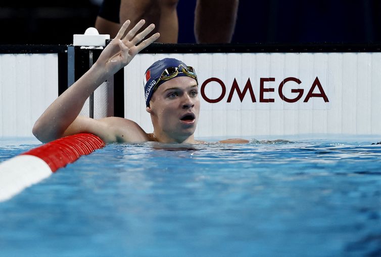 Paris 2024 Olympics - Swimming - Men&#039;s 200m Individual Medley Final - Paris La Defense Arena, Nanterre, France - August 02, 2024. Leon Marchand of France gestures after winning gold and setting a new Olympic record. REUTERS/Clodagh Kilcoyne