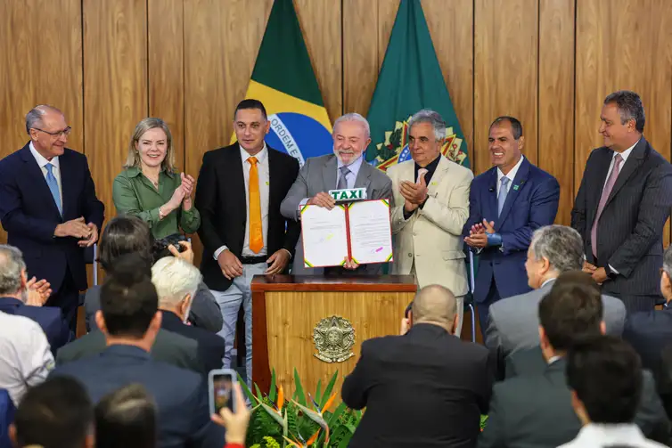 Brasília (DF), 14/07/2025 - Presidente Luiz Inácio Lula da Silva (c), participa da assinatura de medida provisória que concede isenção da taxa de serviço metrológico para verificação de taxímetros  Foto: Valter Campanato/Agência Brasil
