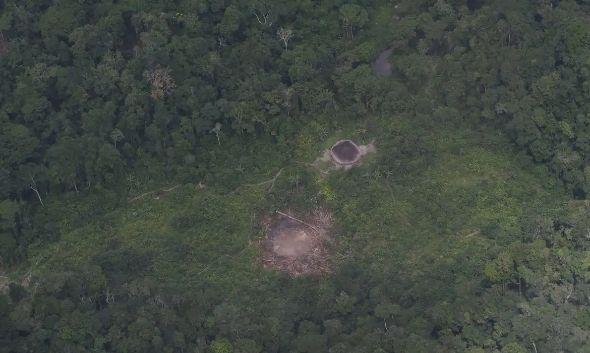 Malocas de aldeias Yanomamis na região do Surucucu, dentro da Terra Indígena Yanomami, Oeste de Roraima, avistadas em sobrevoo da Força Aéra Brasileira para lançamendo de suprimentos em ajuda humanitária.  
