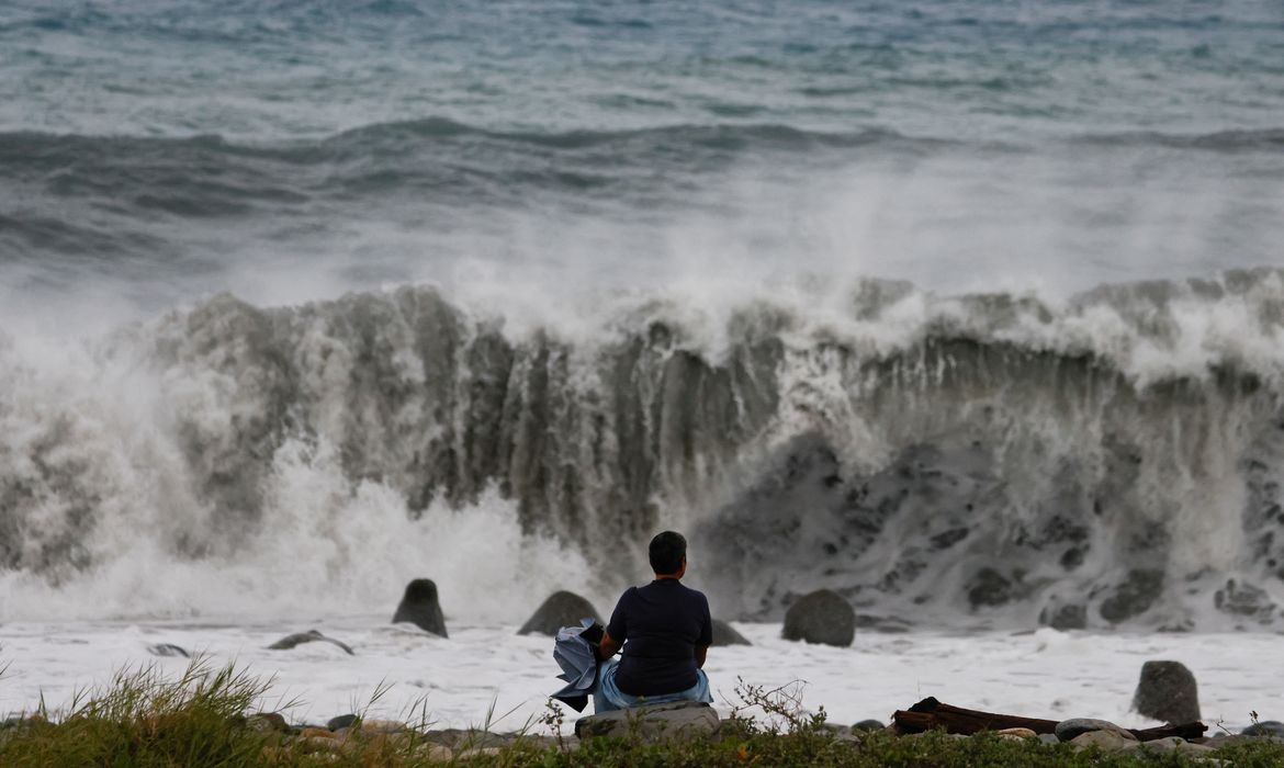 Typhoon Koinu in Taitung. REUTERS/Carlos Garcia Rawlins