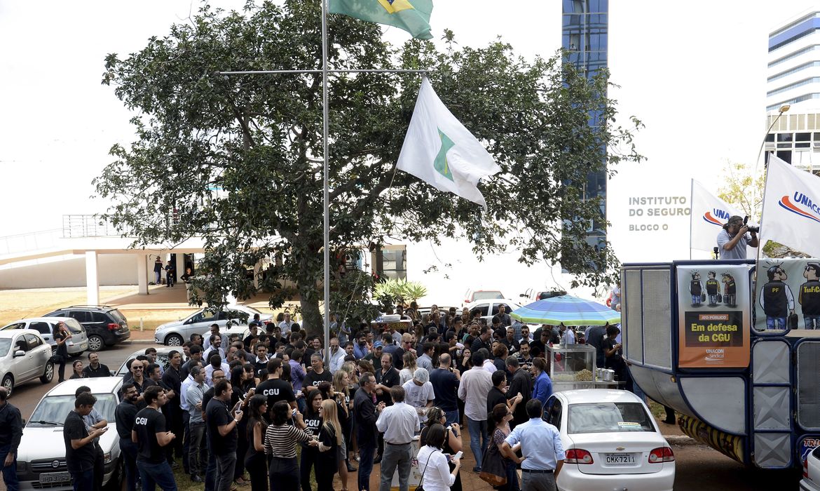 Brasília - Ato em defesa da Controladoria-Geral da União  promovido pelo Unacon Sindical pede apoio à vinculação do órgão à Presidência da República (Elza Fiúza/Agência Brasil)
