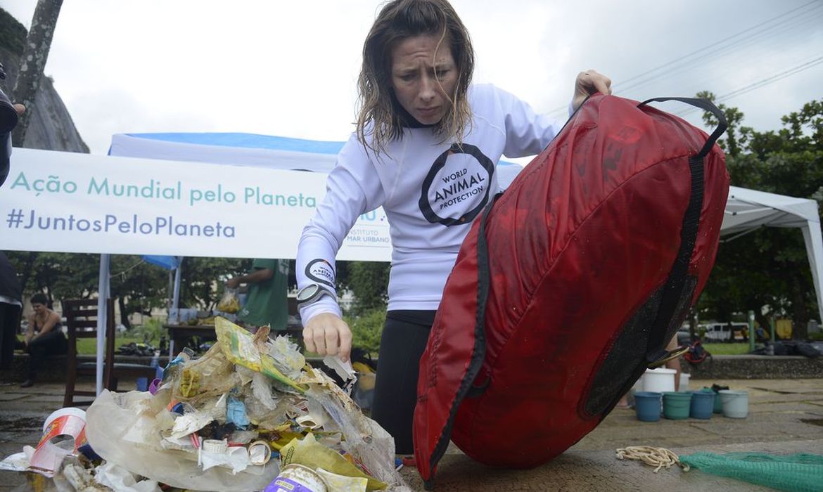 Mergulhadores fazem limpeza de resíduos do fundo do mar na Praia Vermelha, em comemoração à Semana Nacional do Meio Ambiente