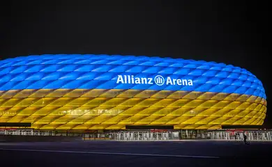 Bayern de Munique ilumina estadio Allianz Arena em homagem à Ucrânia - invasão russa