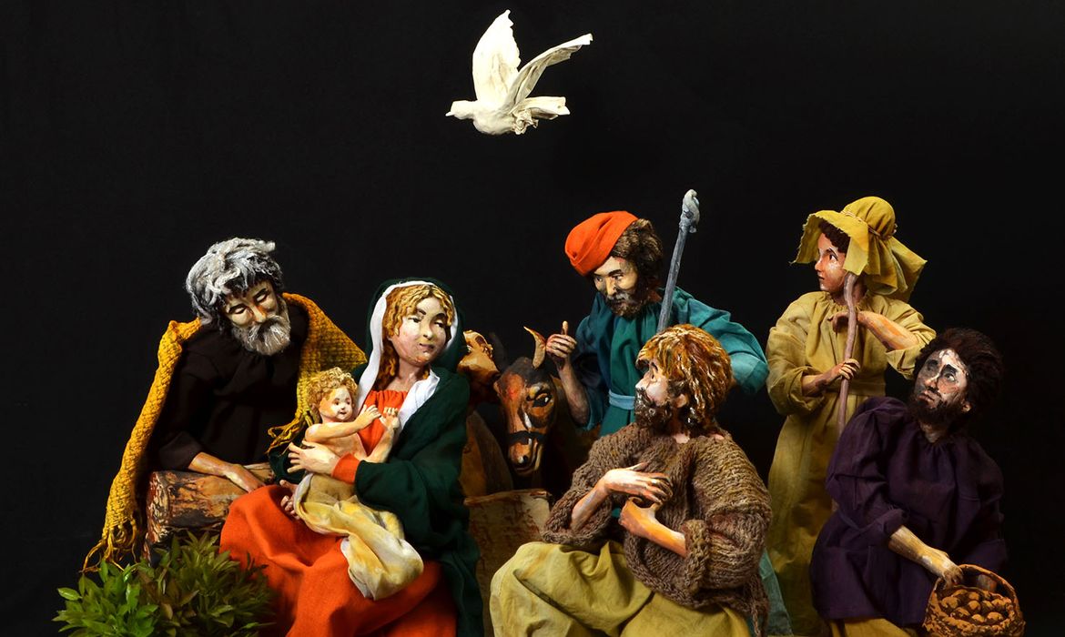 O Museu de Arte Sacra de São Paulo abre a exposição “Nasceu o Menino – A Natividade em Papel Machê”, da artista plástica Madalena Marques. São treze conjuntos de presépios feitos de papel machê.