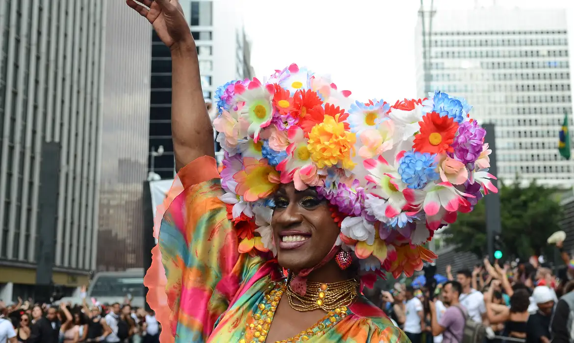 São Paulo - Público comparece à 21ª Parada do Orgulho LGBT, na Avenida Paulista (Rovena Rosa/Agência Brasil)