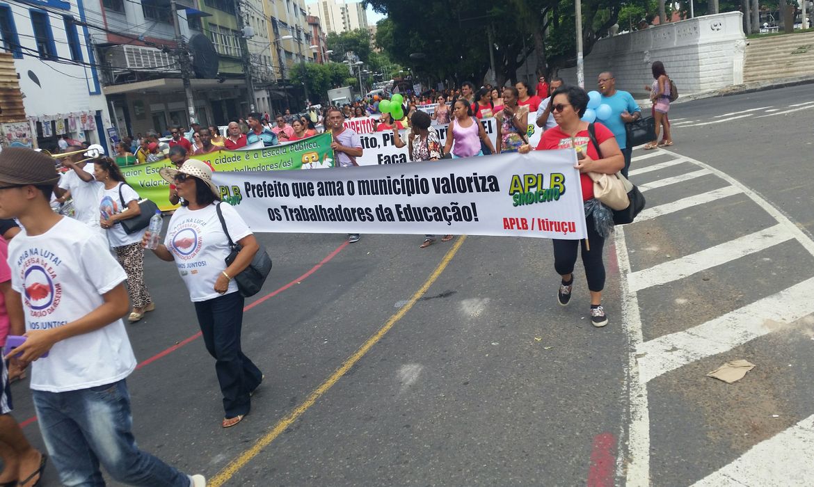 Salvador - Professores das redes estadual e municipal da Bahia fizeram passeata no primeiro dia de greve (Sayonara Moreno/Agência Brasil)