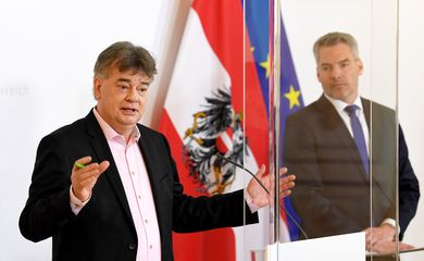 O vice-chanceler austríaco Werner Kogler e o ministro do Interior Karl Nehammer participam de uma coletiva de imprensa durante o surto da doença por coronavírus (COVID-19) em Viena