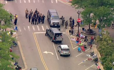 Policiais em local de tiroteio durante desfile de 4 de Julho em Highland Park, um subúrbio de Chicago