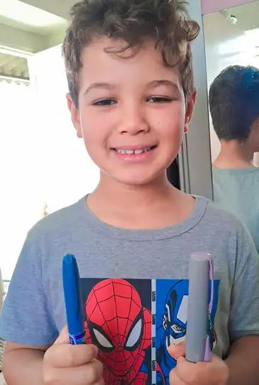 Dia Mundial da Diabetes - Enzo Rafael Gomes Mangabeira, de 7 anos, tem Diabetes tipo 1, com canetas para autoaplicação de insulina. Foto: Arquivo Pessoal