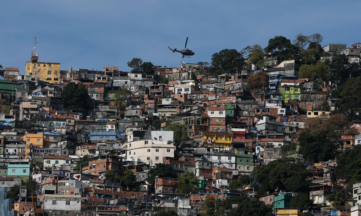 Rio de Janeiro - Policiais militares fazem operação na favela da Rocinha após guerra entre quadrilhas rivais de traficantes pelo controle da área.