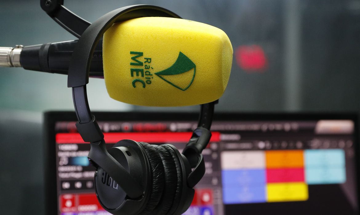 Equipamentos da Rádio MEC nos estúdios da Empresa Brasil de Comunicação - EBC, no Rio de Janeiro