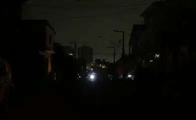 São Paulo (SP), 13/10/2024  -.Avenida Padre Arlindo Vieira no  bairro do Jabaquara sem energia elétrica desde sexta-feira devido as chuvas,.Foto: Paulo Pinto/Agência Brasil