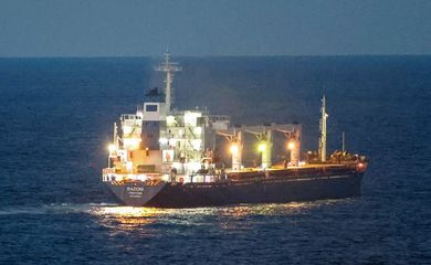 O navio, carregado de grãos da Ucrânia, nas proximidades de Istambul