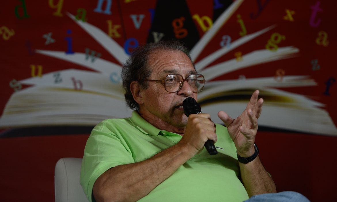 O escritor Ruy Castro participa do debate,