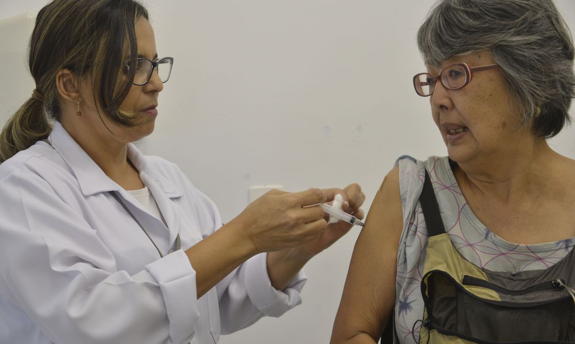 Campanha Nacional de Vacinação contra a gripe, que será realizada entre os dias 23 de abril a 1º de junho em todo país, no Centro de Saúde Pinheiros, região oeste.