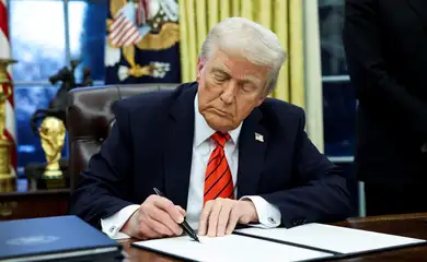 U.S. President Donald Trump signs an executive order in the Oval Office of the White House in Washington, U.S., February 10, 2025. Reuters/Kevin Lamarque/Proibida reprodução